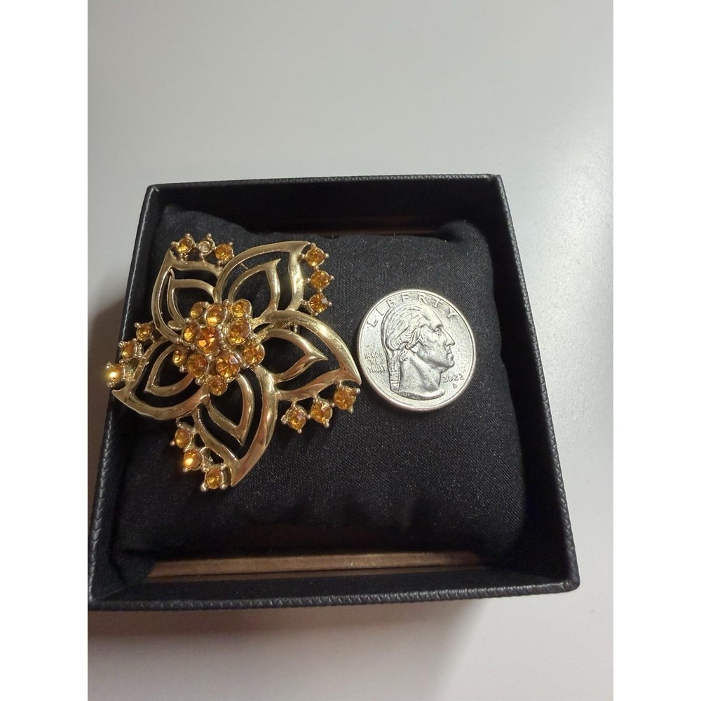 Vntage gold-tone floral brooch - Picture 3 of 3